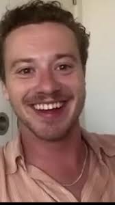 Joseph Quinn y la canción 'Up & Down' de Vengaboys