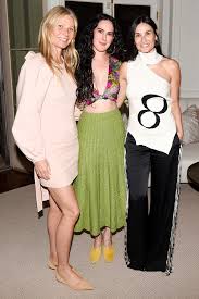 Gwyneth Paltrow Kate Hudson Demi Moore And More Stars Go Makeup Free At Goop Dinner Party In 2020 Gwyneth Paltrow Demi Moore Kate Hudson