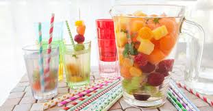 Kinderbowle 6 Schnelle Rezepte Mit Und Ohne Fruchte Familie De In 2020 Kinderbowle Fruchtpunsch Bowle