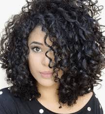 La tendencia del pelo corto se mantiene y esta vez la moda son los cortes de pelo corto con cabello rizado o suaves ondas y mucho volumen. Pin En Peinados Cortos