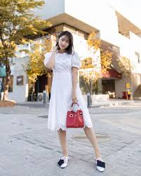Perempuan yang kini tinggal di seoul, korea selatan tersebut berkesempatan mengenakan busana berunsur motif batik saat menghadiri premiere film influencer. 10 Outfit Ala Sunny Dahye Padu Padannya Bikin Tampilan Lebih Segar