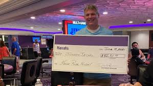 Las vegas is widely recognised as the home of gambling with millions flocking to the desert city every year to try their luck at the tables and on the slot machines. Tourist From Ohio Wins 412k Poker Jackpot At Harrah S Las Vegas Ksnv