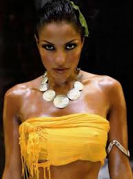 Her father is an italian diplomat and her mother is venezuelan. Blajkumtpbzxym