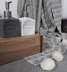 onlangs liet een van onze gasten een zeeppompje vallen welke we vorig jaar in frankrijk hadden gekocht dat kan gebeuren dus op zoek naar n soap dispenser soap