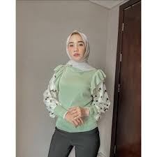 Untuk bisa tampil casual maka ada banyak pilihan baju atasan wanita terbaru ditahun 2020 ini yang bisa dipilih, dan salah satunya atasan dari bahan kaos. Harga Import Wanita Atasan Pakaian Wanita Terbaik Juli 2021 Shopee Indonesia
