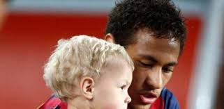 Neymar junto a su hijo David Lucca