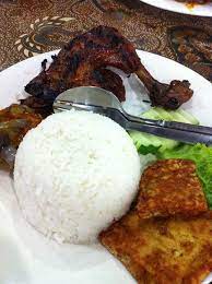 Anda dapat memilih menu kece seperti, ayam bakar, ayam penyet, maupun ayam goreng. Ayam Penyet Di Ayam Bakar Wong Solo Saji My