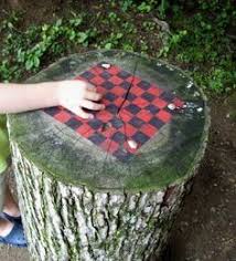 Quot Checkers Board Auf Einem Baumstumpf Gemalt Diese Clevere Idee Fur Kreative Baumstum Upcycling Fur Den Garten Kreativ Spielgerate Fur Den Garten
