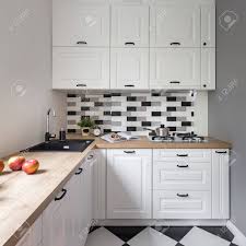 Kleine Kuche Mit Klassischen Weissen Mobeln Und Modernen Fliesen Lizenzfreie Fotos Bilder Und Stock Fotografie Image 93738729