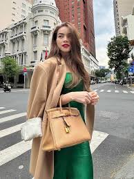 Ca sĩ Hồ Ngọc Hà thanh lịch cùng những chiếc túi xách hàng hiệu danh tiếng  - Báo Hà Giang điện tử