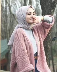 Style belakang berbentuk hoodie dengan modifikasi bagian depan lebih luxury dan elegant dengan kerut di samping kiri. 290 Western Hijab Ideas Hijab Fashion Muslimah Fashion Muslim Fashion
