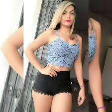 Resultado de imagem para mulheres gostosas de mini saia  imagens