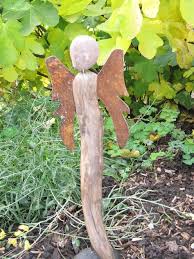 Engelchen Aus Schwemmholz Mit Rostigen Flugeln Kunst Auf Holz Steine Bemalen Gartenengel