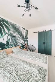 Wir verbinden damit ruhe, glück, geborgenheit und gesundheit. Grune Turen Und Helles Holz In Einem Schlafzimmer Reno Turen