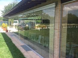 La copertura in legno è quella classica, che ricorda le abitazioni antiche e di campagna. Chiusure Laterali In Vetro Per Esterni