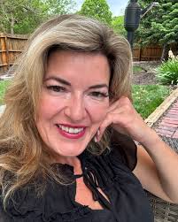 For those of you who are new here, allow me to introduce myself!⁠ ⁠ Entry  Envy was founded by me, Jennifer Lea in Omaha, Nebraska to help others  create a welcoming entry