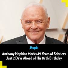 🔗 bit.ly/3PhAVjm Anthony Hopkins is celebrating 49 years of sobriety. 📷️:  Jeff Kravitz/FilmMagic