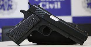 A medida socioeducativa de internação imposta ao paciente ostenta fundamentação idônea, em razão da prática de ato infracional equiparado ao delito de roubo majorado pelo concurso de agentes e utilização de simulacro de arma de fogo, tendo sido consignada ainda, na hipótese, a fragilidade da estrutura familiar do paciente e sua. O Uso De Simulacro De Arma De Fogo No Crime De Roubo