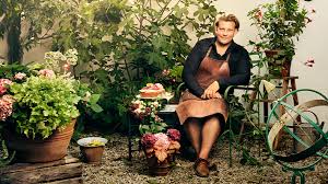 I serien får vi njuta av bländande blomsterprakt och inspireras av karl fredriks passion för växter och blommor. Karl Fredrik Pa Osterlen Nytt Tradgardsprogram Pa Tv4 Tv4 Se