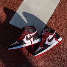 Air Jordan 1 Retro High Og Gs Red Black White Air Jordan 1 Bloodline 555088 062 In 2020 Nike Fashion Shoes Shoes Sneakers Jordans Nike Shoes Jordans