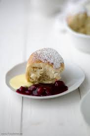 Buchteln Mit Vanillesosse Und Heissen Kirschen Rezepte Buchteln Vanillesauce