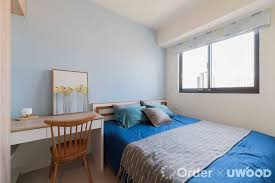 instagram 上的uwood 優渥實木 簡約臥房層次疊加 一個臥房要讓人感到舒適 裝潢肯定不能太多太滿 簡單的配備就可以讓空間很有質感 使用淺藍色牆搭配淺木色系統櫃 讓空間顯得清爽宜人 衣櫃與書桌做連結節省空間 床架與椅子則選擇柚木家具 讓空間增添 home