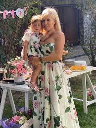 Tatăl ei a fost şofer de este perioada când elena udrea se face cunoscută cu rochiţele foarte decoltate, cu colecţiile de pantofi şi. Photos From Elena Udrea S Post