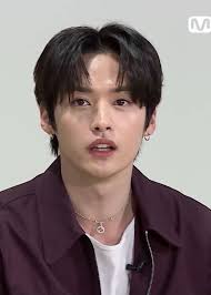 Me atrevo a decir que lee know es uno de los idols más hermosos de estos  últimos años en el kpop (por no decir que es el más hermoso) enserio que su