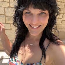 Amanda Flowers's Instagram, Twitter & Facebook