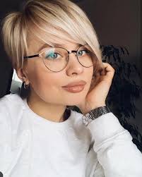 Im Feeling A Trend Pixies With Glasses Olspataki In 2020 Short Hair Trends Short Hair Styles Glasses Trends