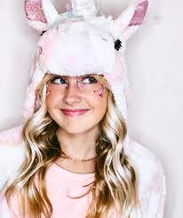 Kendall Bloom's Instagram, Twitter & Facebook