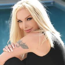 ❤️ Larissa Calderón Escritora, ensayista y promotora de lectura nacida en  CDMX. Presente en el FRIDA FEST 2024 KaL♥️vers Viva La Vida Sábado 13 de  julio, 2024 9na edicion Explanada de BELLAS