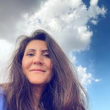 Kahverengi gözleri var ama Gökyüzü gibi bakıyor… 💙 maalesef😏 öyle çok  anlamam şiirden, edebiyattan, sanattan ama ne kadar kıymetli olduğunu  gönülden bilirim. “Koşulsuz Sevgi” gözüyle baktığım yer  sanat🪷Yaratıcılığın muazzamlığı, Yaradan'ın güzel ...