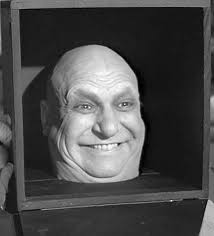 Das halloweenkostüm besteht aus einer langen, schwarzen robe, einem seil, das als gürtel fungiert und einer gruseligen onkel fester maske. Uncle Fester Addams Family Foto 5704562 Fanpop