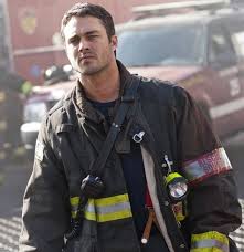 The fire scenes are to great you can almost . Pin By Tami Breitwieser On Chicago Fire Serie Chicago Fire Taylor Kinney Men In Uniform