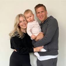 Hur jag lärde känna henne ja, allt började med att hon frågade ifall jag ville hänga med och träna fotboll i husie if och det gjorde jag, sedan skrev vi båda på för lb07 och spelade där tillsammans ett tag förra våren. Happy 9th Anniversary Robin And Footballers Wags Kids Facebook