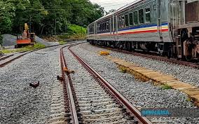 Landasan kereta api *dari weston ke beaufort *dari beaufort ke jesselton *dari tenom ke malalap 34.maklumat di atas berkaitan dengan pembinaan landasan kereta api di sabah semasa. Bernama Naik Taraf Landasan Untuk Tren Dmu Lancar Ktmb Wilayah Timur