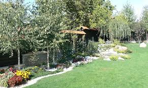 Daca aveti o gradina in fata sau in spatele casei ar trebui sa o ingrijiti si sa o amenajati cati mai frumos posibil. Gradina Frumoasa Amenajata Pe Un Teren In Panta Adela Parvu Interior Design Blogger