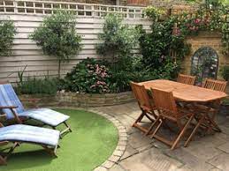 A small flower bed can either be a round bed in the middle of your yard, or maybe around some tree. 75 Beautiful Small Garden Ideas Designs August 2021 Houzz Uk