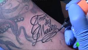 Calcomanías testadas dermatológicamente y fabricadas de acuerdo al estándar cosmético. Decenas De Personas En Valencia Buscan Batir Un Record Tatuandose Amor De Madre Para Celebrar El Dia De La Madre