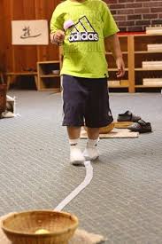 11 Giochi Di Movimento Da Fare In Casa Senza Distruggerla Giochi In Palestra Per Bambini Bambino Ai Primi Passi Montessori Attivita Motorie Per Bambini