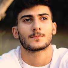 Özellikle youtube video sitesinde amatör olarak seslendirdiği şarkılar ile sesini duyurmuştur. Huseyin Mehmedoglu Kimdir Aslen Nereli Kac Yasinda Boyu Kilosu Burcu Sevgilisi