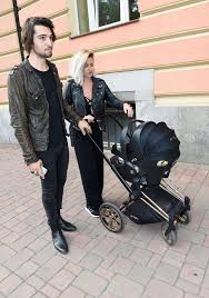 Ledna 1965 vrchlabí), je česká zpěvačka, skladatelka a herečka. Galerie Galerie Emma Smetana A Bara Polakova Si Vyrazily Na Kolonadu S Kocarkem Foto 7 Maminka Cz