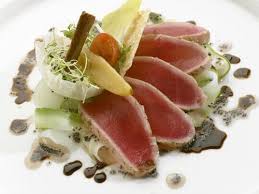 Il carpaccio di tonno con maionese di avocado è un piatto elegante, leggero e adatto come appetizer o antipasto per cene eleganti e pranzi in cui si vuole mettere il focus anche sulla bellezza del cibo. Ricetta Carpaccio Di Tonno