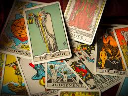 Pembacaan kartu tarot atau kelas belajar cara baca kartu tarot. Ingin Diramal Dengan Kartu Tarot Simak Dulu Faktanya Okezone Lifestyle