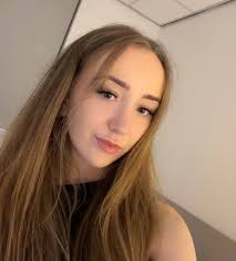 Hello, I'm Courtney (24) ✨I am looking for a job (doesn't matter the  field)✨ My experience