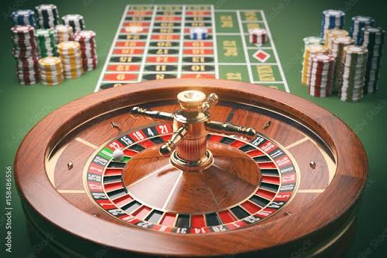 Poster Casino roulette wheel with casino chips on green table – Wandbild | Europosters