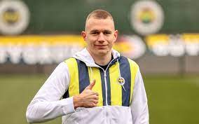 Attila árpád szalai (born 20 january 1998) is a hungarian football player who currently plays for fenerbahçe. Szalai Attila Attila Szalai Den Protestolu Baslangic Konussak Da Season Club M G R Cha Cup Kimmickal