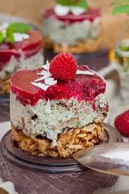 Rezept Eistortchen Mit Minzeis Knusprigem Waffelboden Und Exotischem Kokos Beerentopping Eistorte Dessert Ideen Rezepte