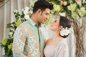 Contoh model baju kebaya pernikahan terbaru untuk keluarga kristen di atas bagus dan cantik. Resmi Tunangan Hari Ini Intip Kebaya Modern Pilihan Irish Bella Saat Pesta Pertunangan Dengan Ammar Zoni Semua Halaman Stylo